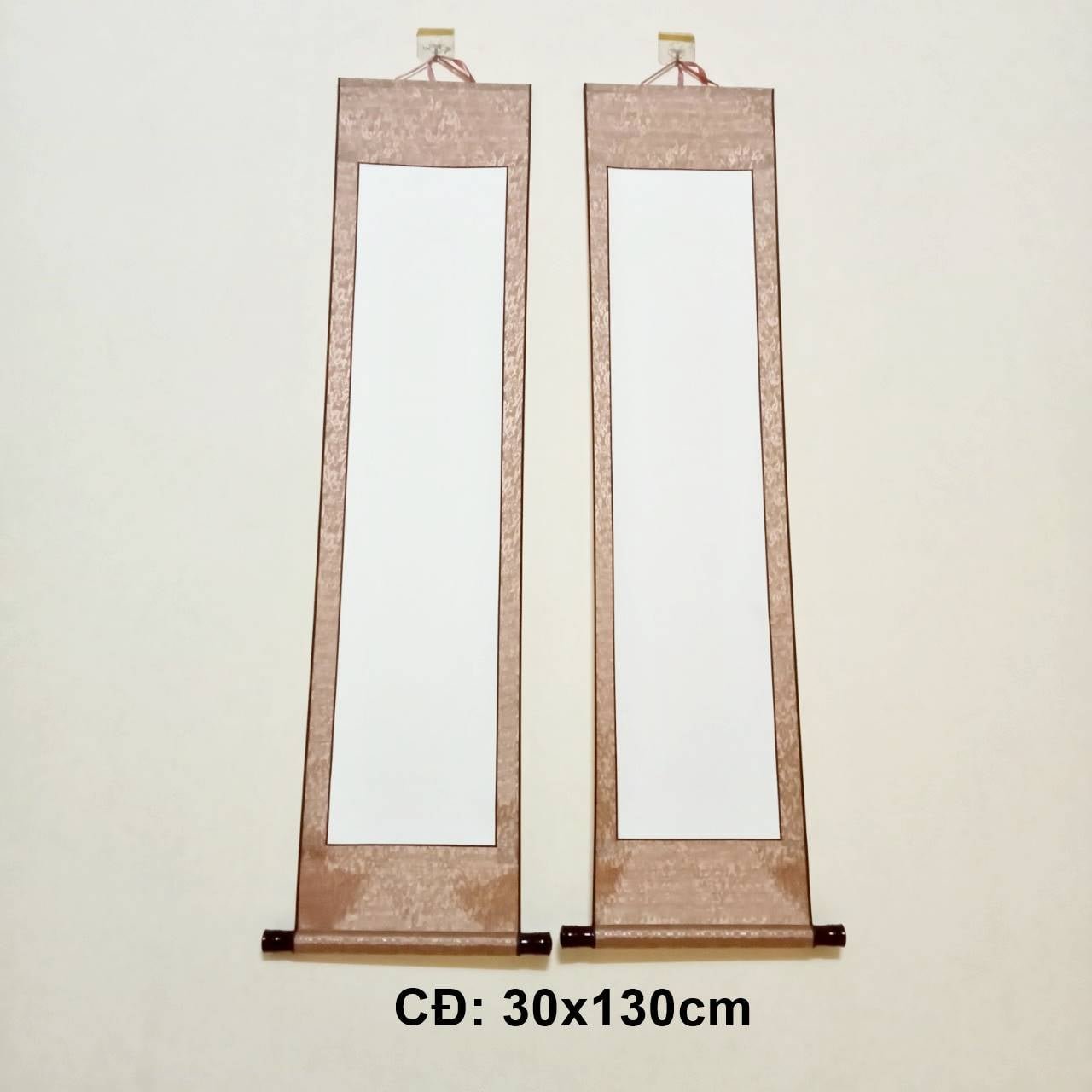 Câu đối nút gỗ 30x130cm (lòng trắng lụa nâu)